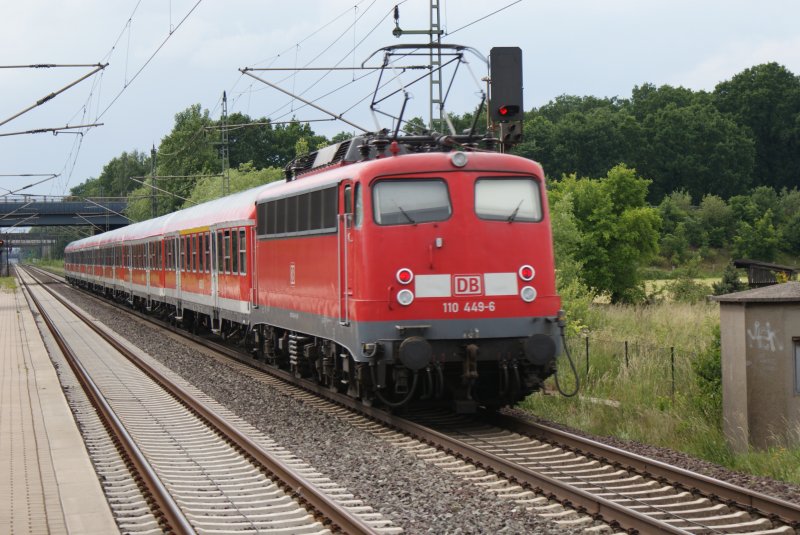 110 449-6 mit Regio Wagen durchfuhr am 12.05.2009 den Bahnhof
