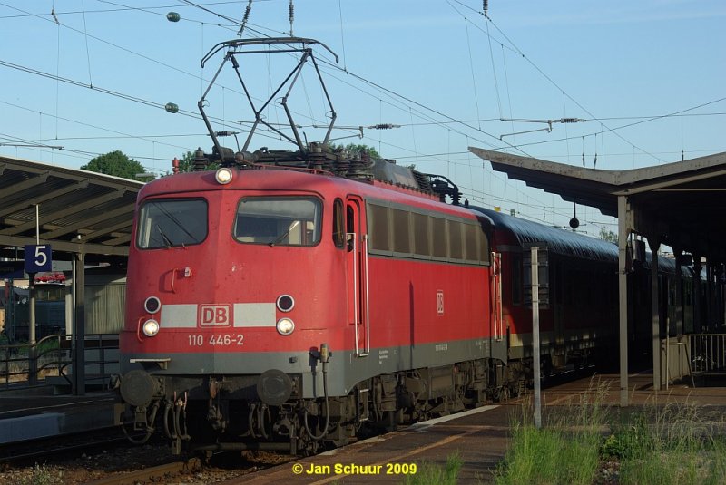 110 446-2 wartet am Abend des 31.05.2009 um 19:38 vor