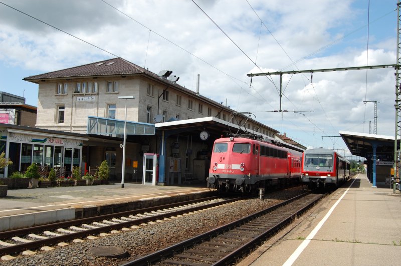 Dieseltriebzug trifft auf E-Lok, hie� es am 25.7.2009 in Aalen.