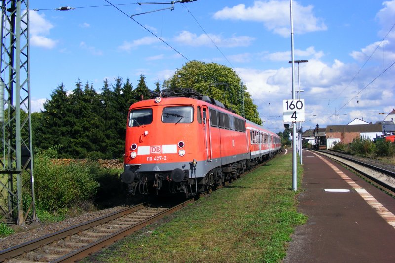Am 28.08.09 f�hrt gerade die 110 427-2 als Verst�rker-RB RB