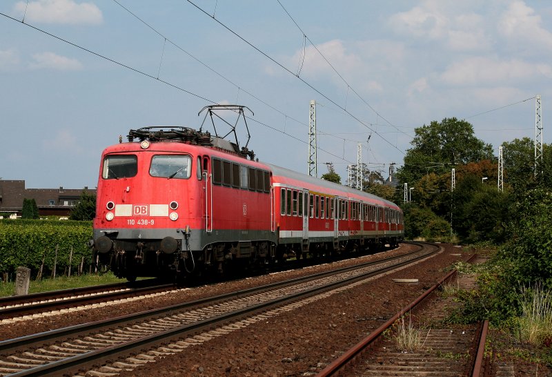 110438-5 with the RE 15 420 (Frankfurt (Main) Hbf-Koblenz Hbf)