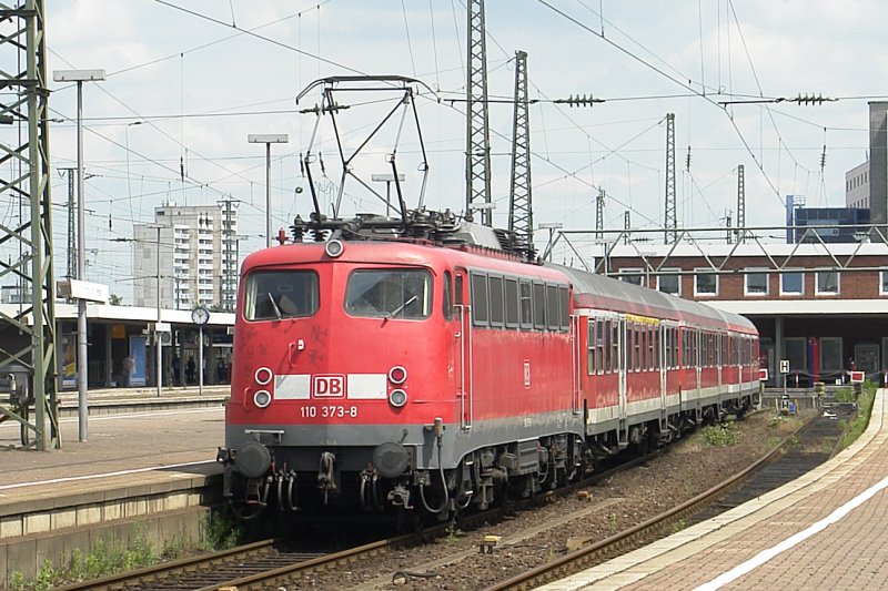 110 373-8 mit einem Zug nach Soest in 2007.
Heute F�hrt