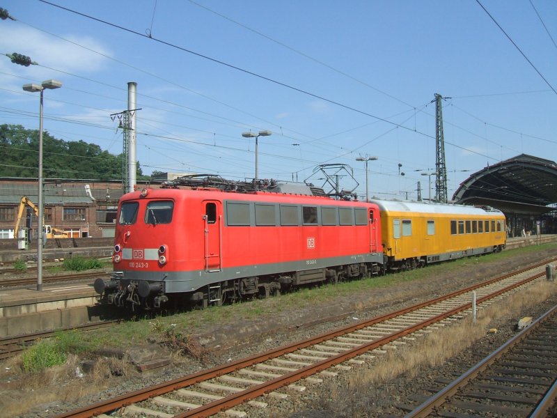 BR 110 243-3 mit einem Me�wagen in Hagen Hbf. 