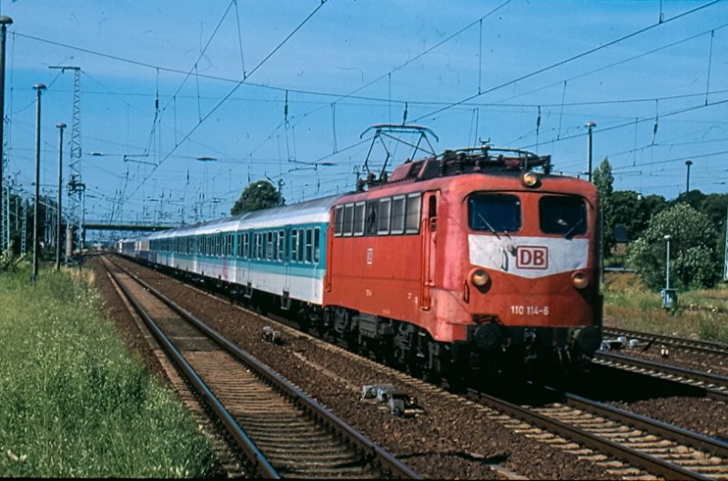 Love-Parade am 2. Juliwochenende 1998 in Berlin. Am Bahnhof Sch�nefeld