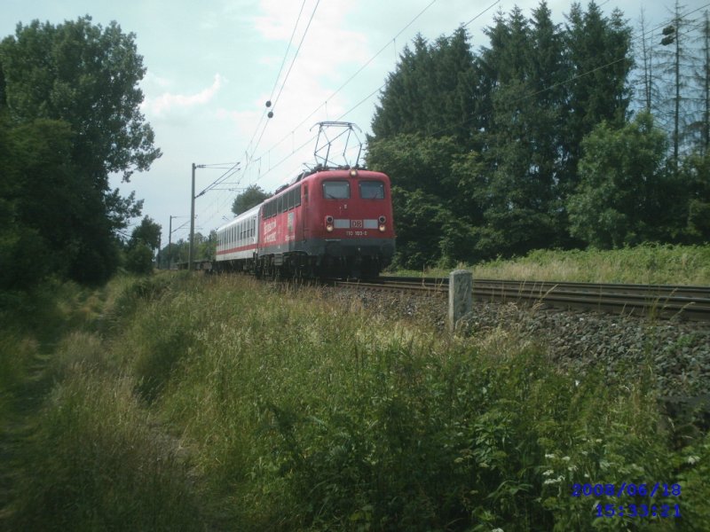 110 169-0 mit einem IC-Wagen und 3 Containerg�terwagen
H�he Peine-Horst am