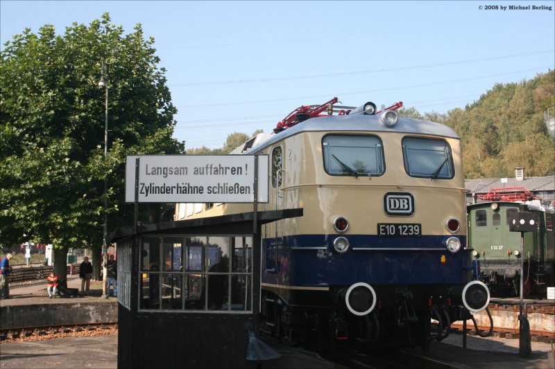 E10 1239 auf der Drehscheibe in Bochum Dahlhausen. 20.9.08 