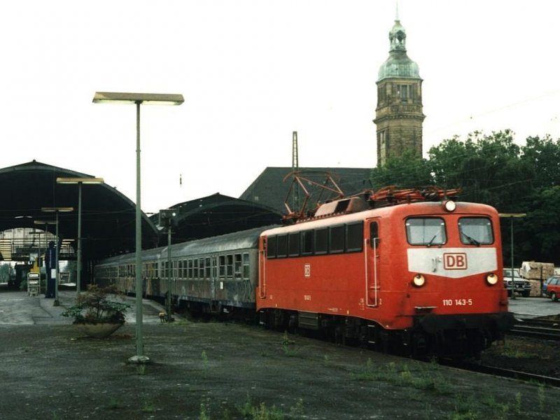 110 143-5 mit RB 3843 Kleve-K�ln Deutz auf Krefeld Hauptbahnhof