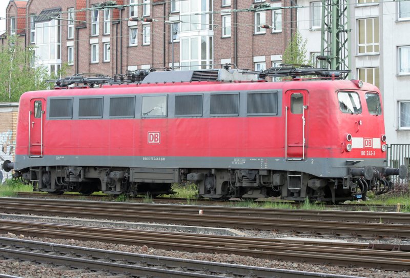 The 110243-3 is parked perfectly in Aachen HBF on 16/05/2009