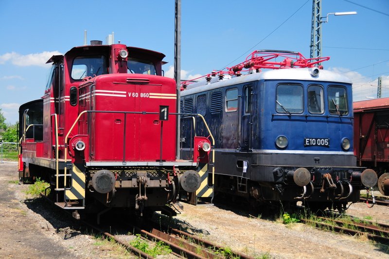 Fahrzeugparade in N�rdlingen zum 40-J�hrigen: Diesel- und Elektrotraktions-Vertreterinnen eind�chtig nebeneinander...