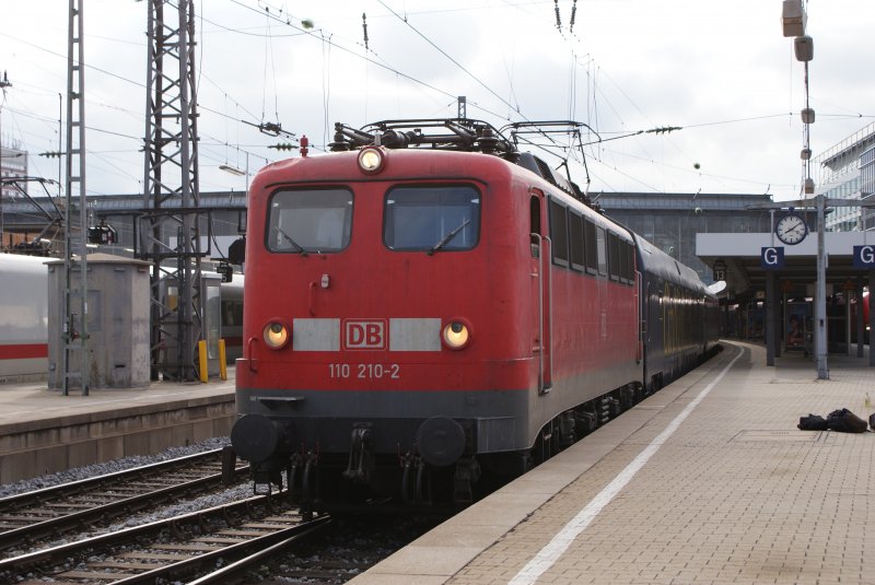 110 210-2 mit dem CNL 418 in M�nchen Hbf am