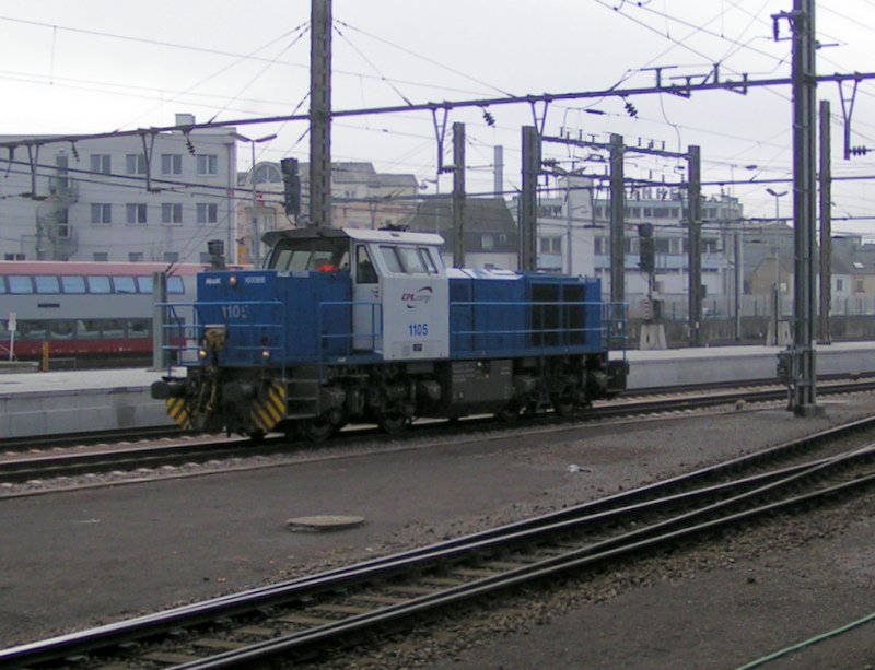 CFL Cargo 1105 shunting locomotive while crossing the railway station