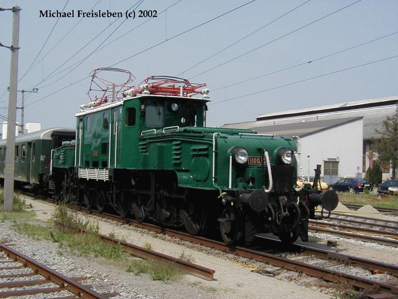 1100 102 mit einem Sonderzug bei der Durchfahrt durch den