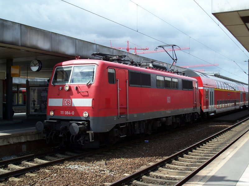 Br 111 084 steht in Hannover und fhrt gleich nach Braunschweig Hbf (27.7.2007)