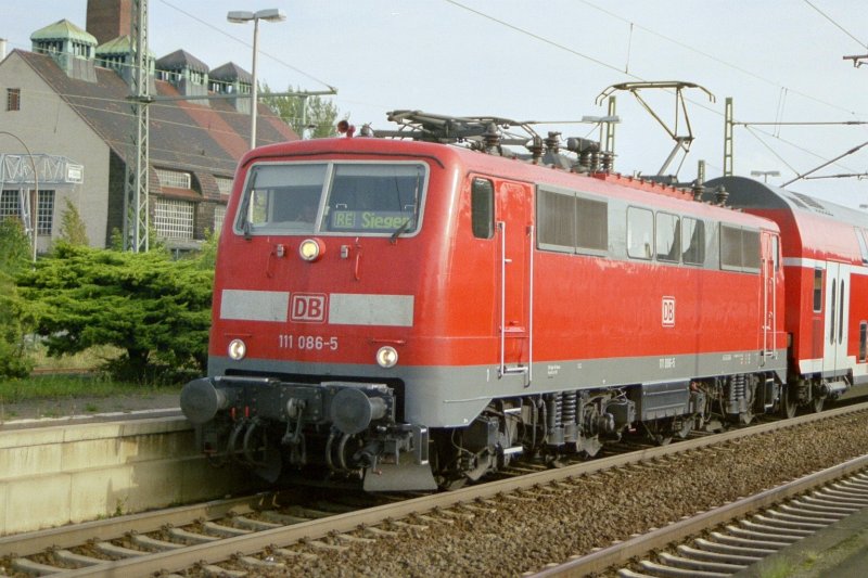 E 111 086-5 wartet im Bahnhof Bad Nauheim auf Weiterfahrt.