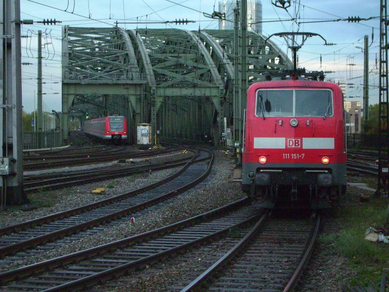 111 151-7 schiebt ihre n-Wagen Garnitur als IC 2888 nach