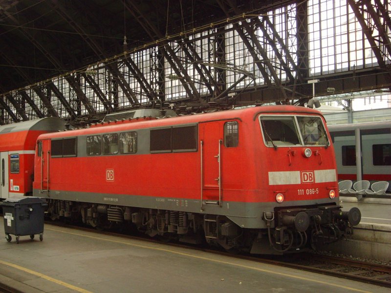 111 086-5 steht mit 6 DoStos in K�ln Hbf. 30.10.08