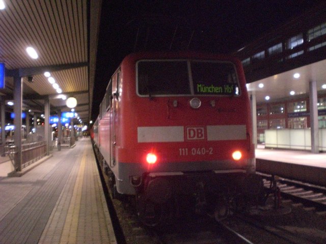 111 040-2 steht am 8. November mit einem Regionalzug nach