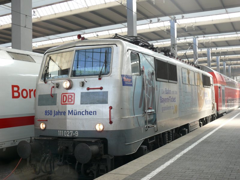 Lokportrait 111027-9 "850 years Munich" with RE after Treuchtlingen in