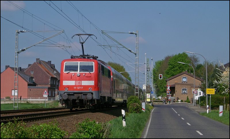 111 127 schiebt ihren Wupper-Express RE10429 nach Dortmund durch das