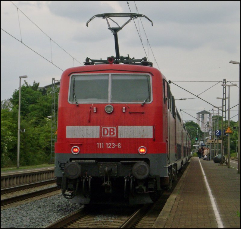 111 123 mit dem RE10433 nach Dortmund bei der Einfahrt