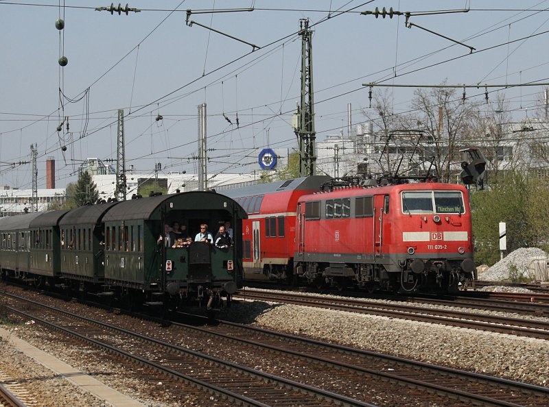 Die 111 035 mit einem RE am 13.04.2009 bei der