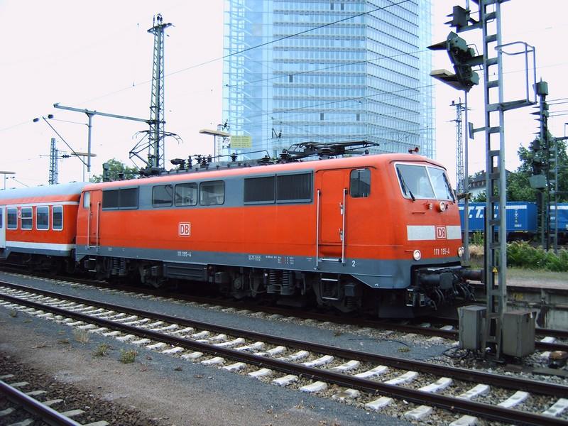 Die 111 195-4 am 11.6.05 im Hauptbahnhof Mannheim. 