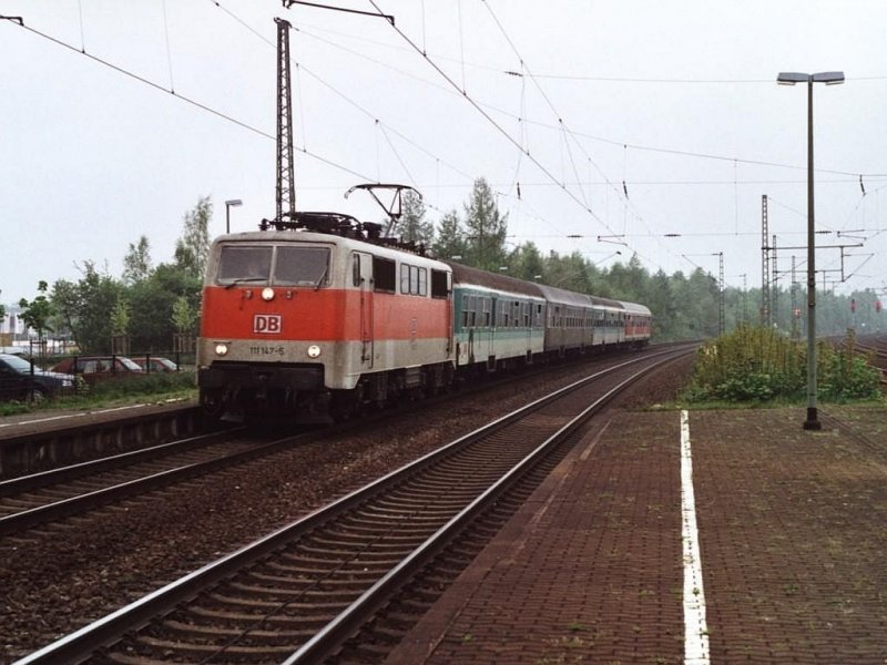 111 147-5 in S-Bahnfarben mit eine bunte RE 24167 Bremen-Osnabr�ck
