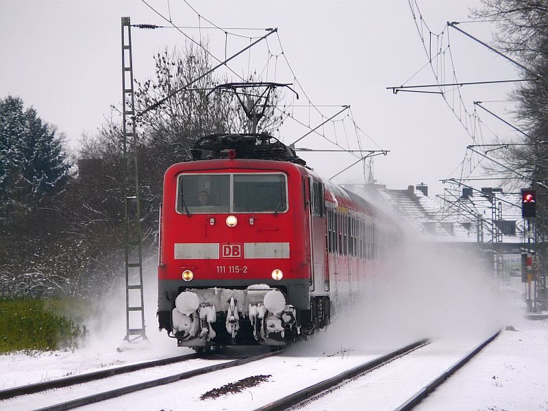 Auch der RE13 k�mpft sich durch den Schnee. Das Bild