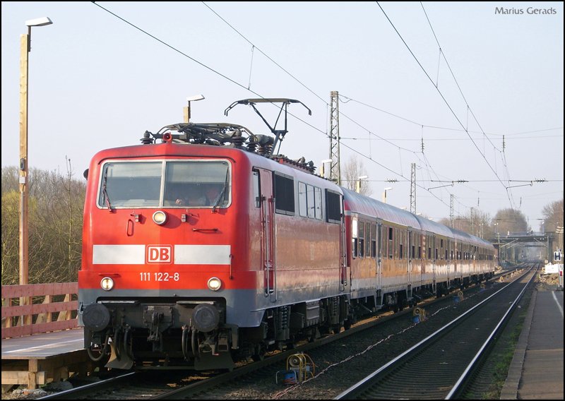 111 122 mit dem RE11594 in �bach-Palenberg. 1.4.2009 