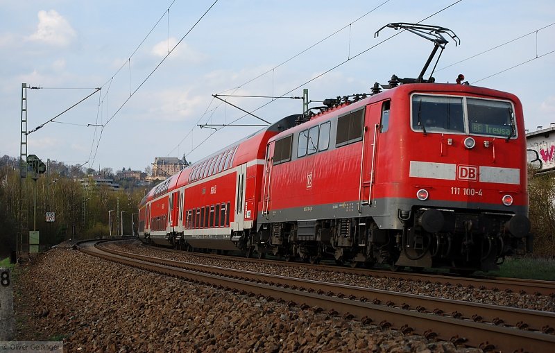 Unterm Marburger Landgrafenschloss (XV). RE 4124 mit 111 100-4 folgt