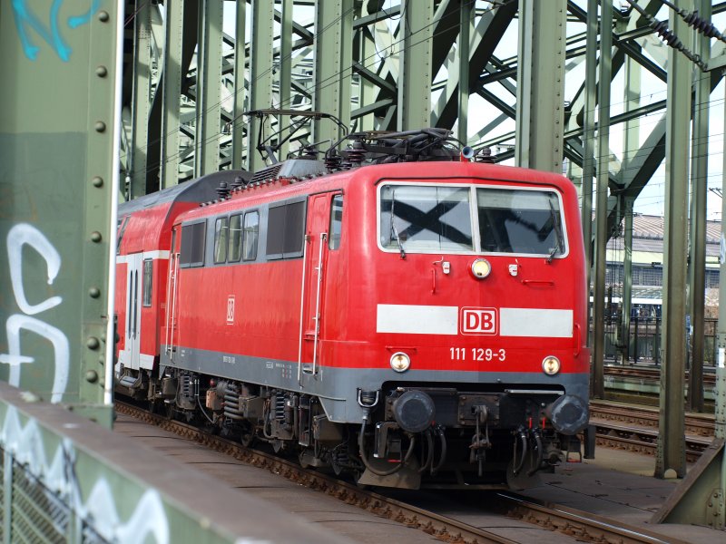 111 129-3 unterwegs auf der Hohenzollernbr�cke. 