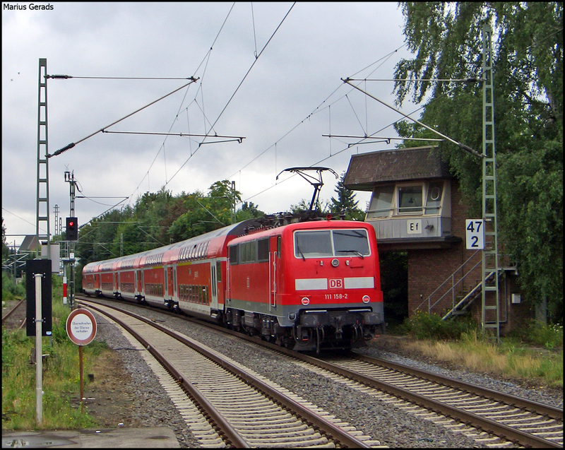 111 158 schiebt ihren RE10420 Richtung Aachen hier neben dem