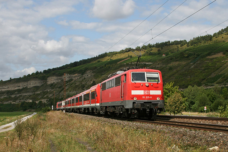 111 225 mit RE 4615 am 29.08.2009 bei Th�ngersheim im