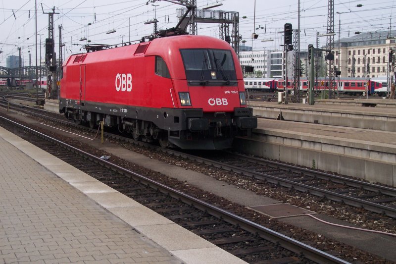 A Taurus is waiting in Munich main station at platform