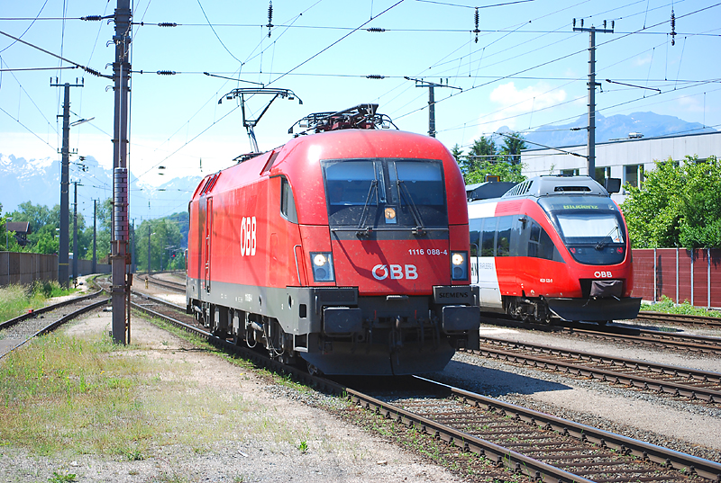 4024 Garnitur Richtung Feldkirch und LZ 1116 088 Richtung Bregenz