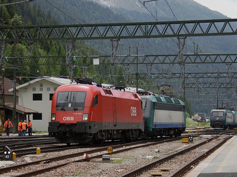 Die 1116 122 wurde am 11.06.2009 im Bahnhof Brenner von