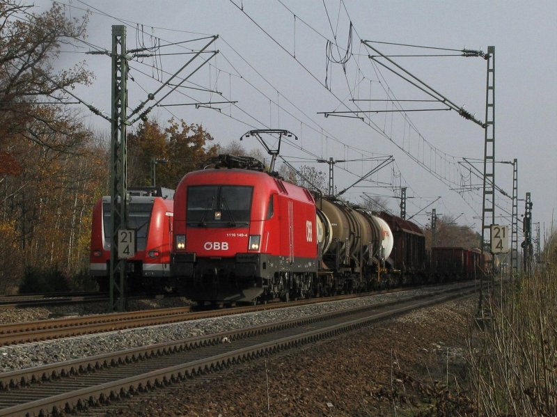 1116 149 mit einem gemischten G�terzug am 4.11.2008 in Haar.