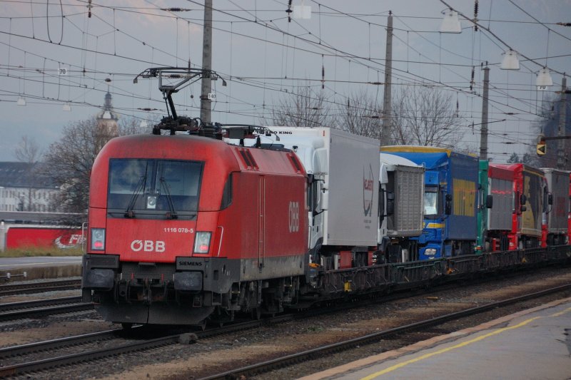 Von Angesicht zu Angesicht: Im Schub hilft 1116 078-5 der