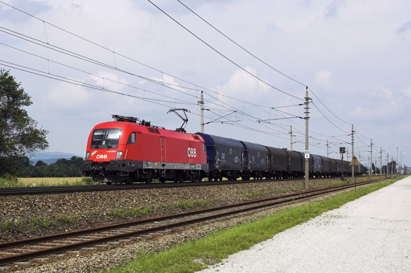 1116 275 Max mit einem G�terzug bei H�rsching. 