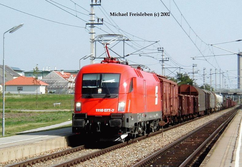 1116 077-7 mit einem G�terzug bei der Durchfahrt durch die