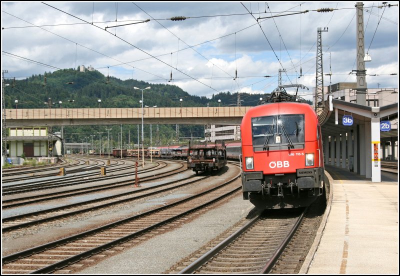 Mit 10 Minuten Versp�tung rollt die 1116 115 mit
