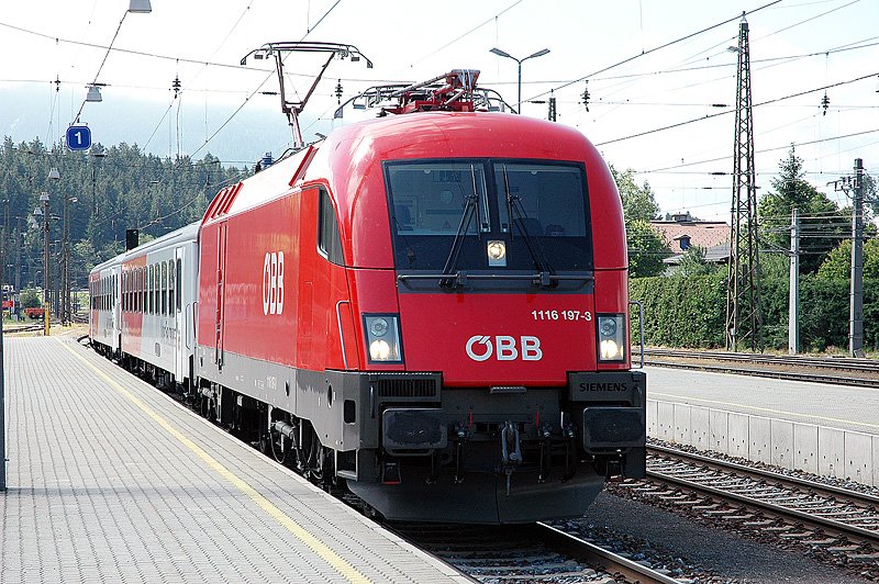 1116 197 f�hrt in Saalfelden ein. 16.06.2004 