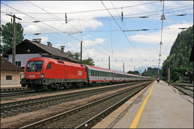 1116 098 passes with the OEC 160 "Vorarlberg", from Vienna