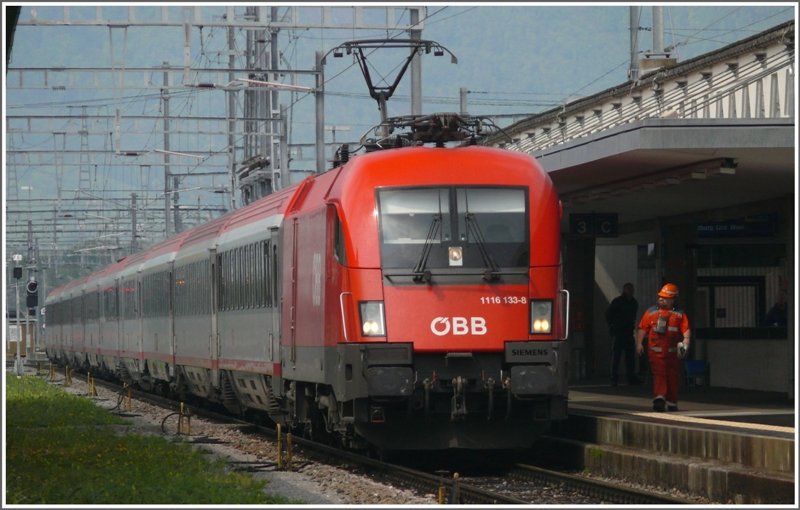 1116 133-8 hat soeben an den EC 161 nach Wien