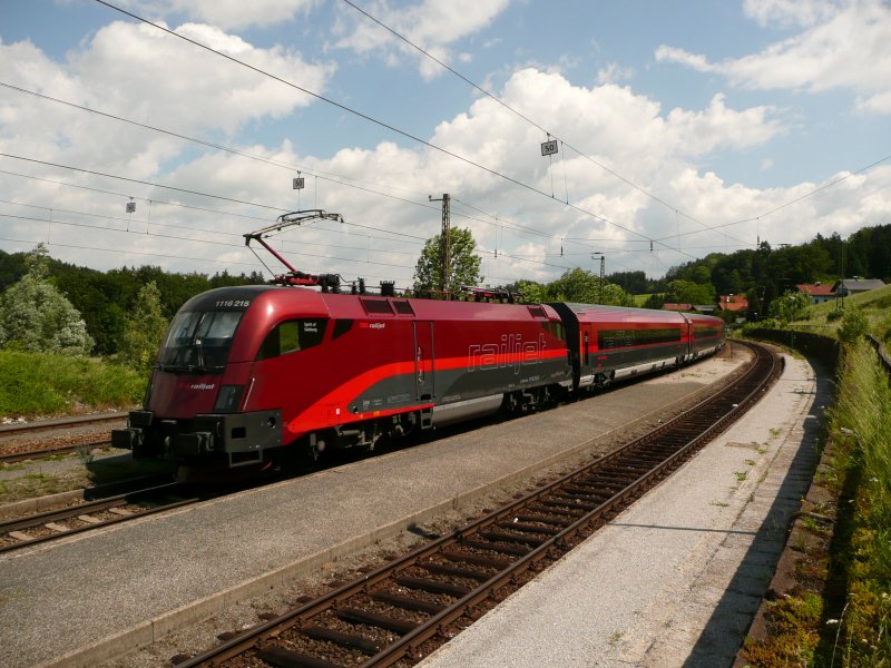 1116-215 mit RJ 63 Richtung Wien in Hallwang am 12.6.09.