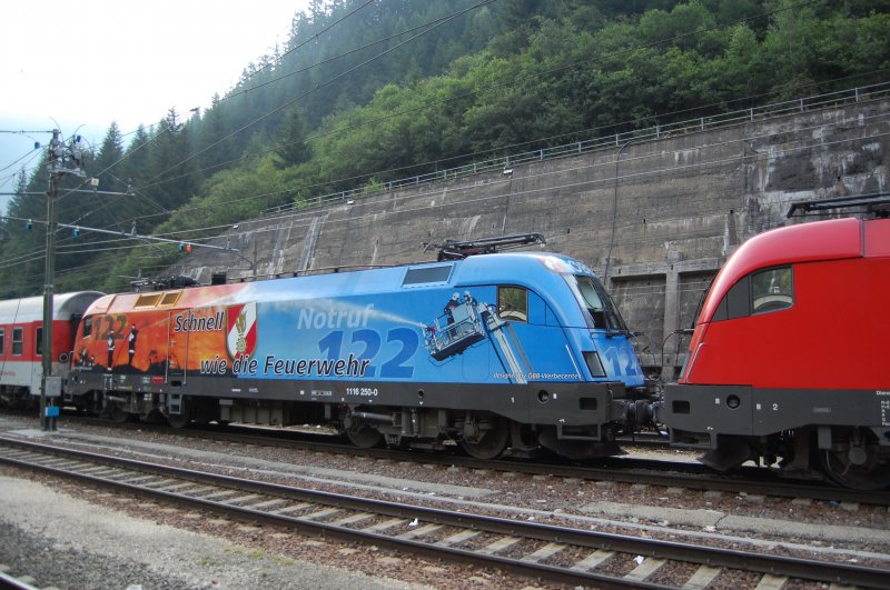Die 1116 250-0 Feuerwehr mit einer 1016 vor dem Nachtzug