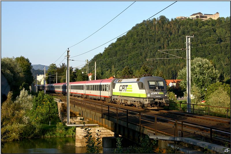 CAT Taurus 1116 142 f�hrt im letzten Abendlicht mit EC