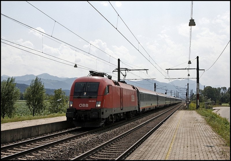 Die Ruhe vor dem Sturm: 1116 001 rast mit dem