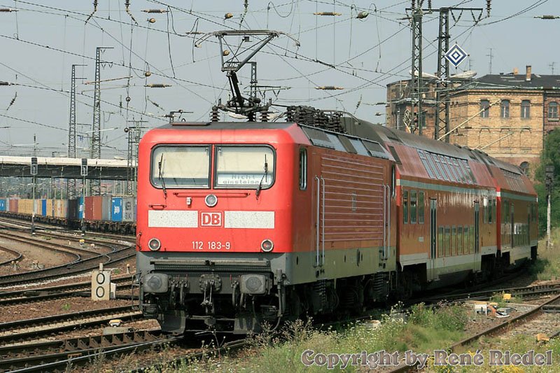 Ein ganz seltener Gast auf Dresdens Schiene.
Die 112 183-9 schob