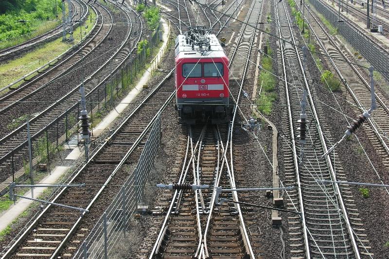 112185 in Berlin Rummelburg Abstellbahnhof am 16.7.2005 auf der Fahrt